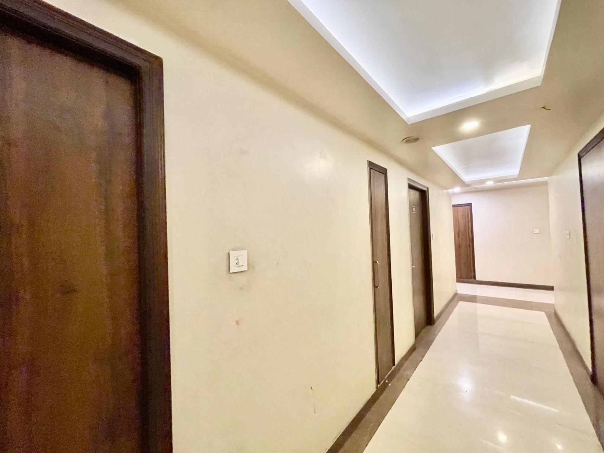 Hotel Rudraksh ! Varanasi !Fully-Air-Conditioned Hotel At Prime Location With Parking Availability, Near Kashi Vishwanath Temple, And Ganga Ghat 2 Exterior foto