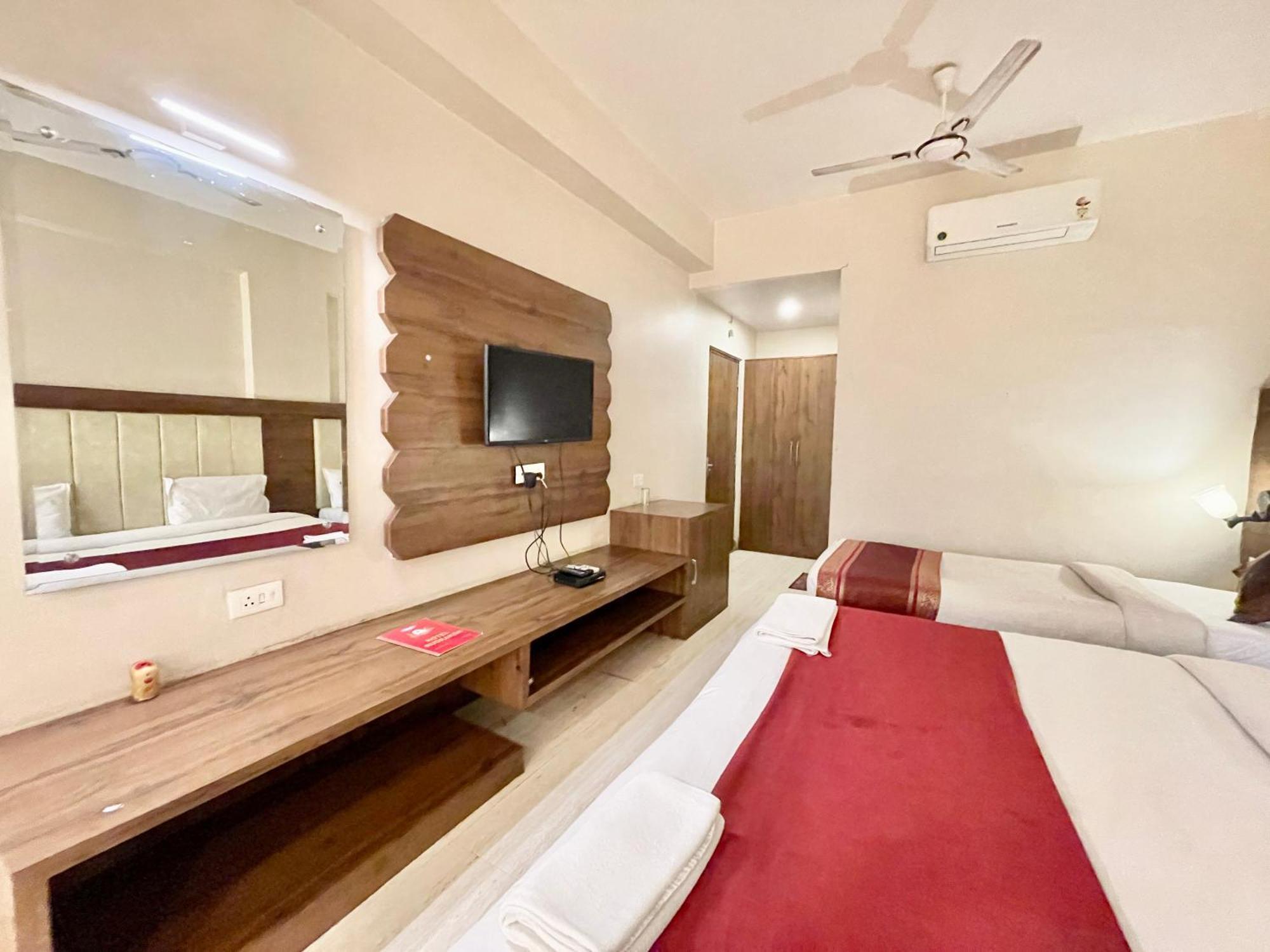 Hotel Rudraksh ! Varanasi !Fully-Air-Conditioned Hotel At Prime Location With Parking Availability, Near Kashi Vishwanath Temple, And Ganga Ghat 2 Exterior foto