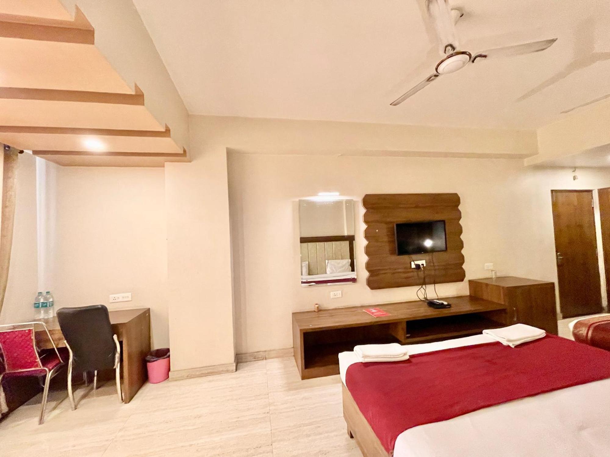 Hotel Rudraksh ! Varanasi !Fully-Air-Conditioned Hotel At Prime Location With Parking Availability, Near Kashi Vishwanath Temple, And Ganga Ghat 2 Exterior foto