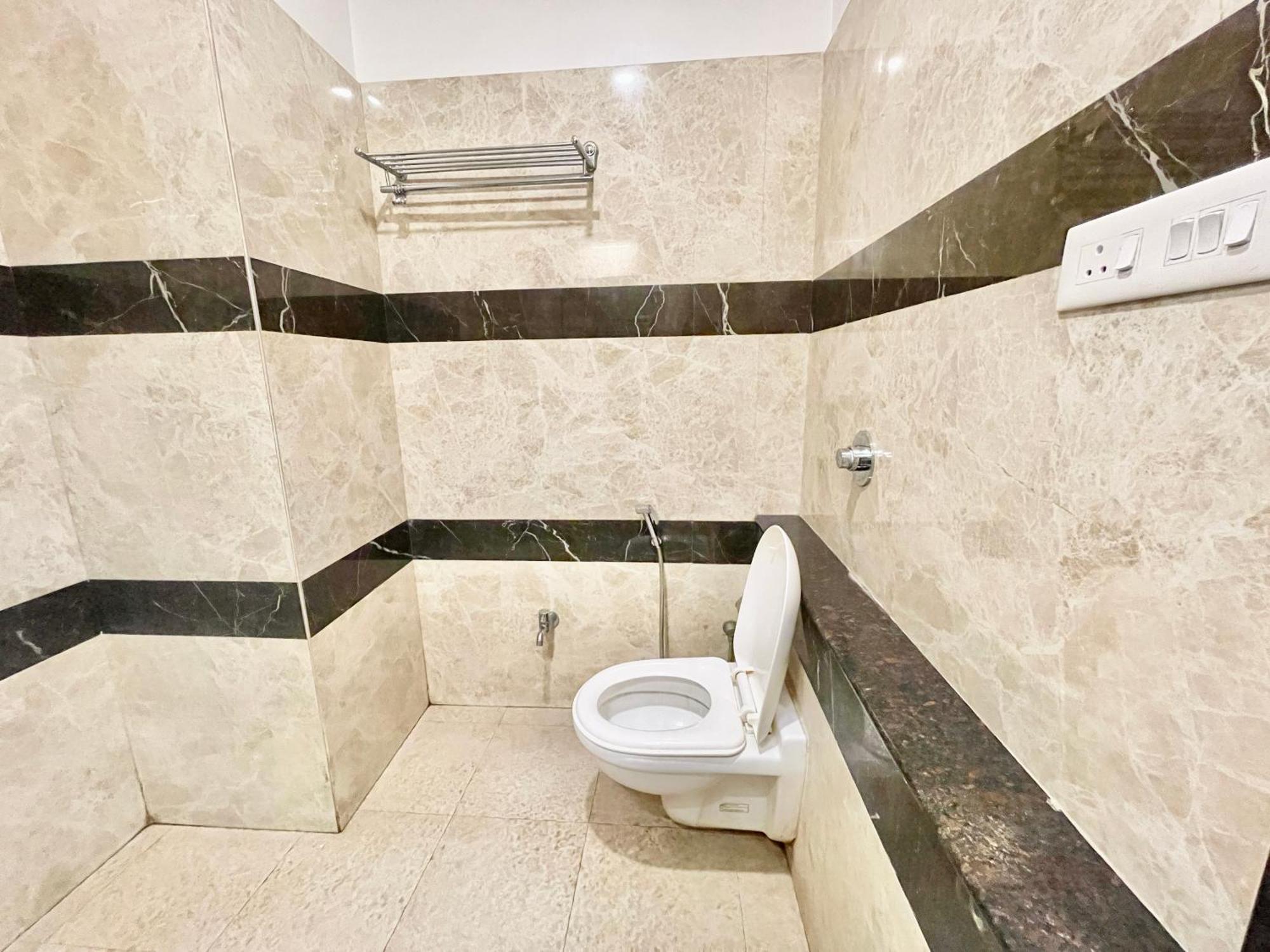 Hotel Rudraksh ! Varanasi !Fully-Air-Conditioned Hotel At Prime Location With Parking Availability, Near Kashi Vishwanath Temple, And Ganga Ghat 2 Exterior foto