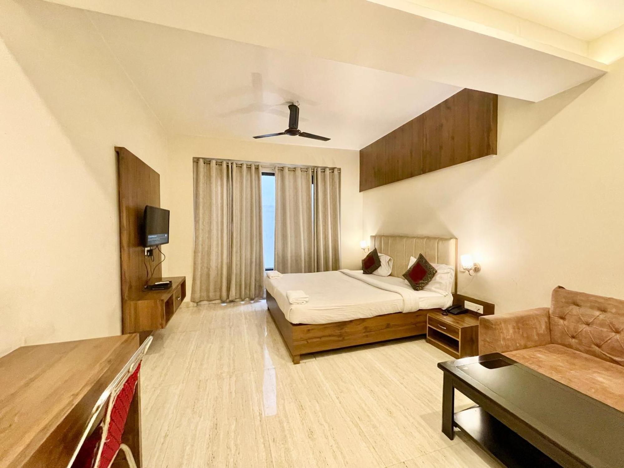 Hotel Rudraksh ! Varanasi !Fully-Air-Conditioned Hotel At Prime Location With Parking Availability, Near Kashi Vishwanath Temple, And Ganga Ghat 2 Exterior foto