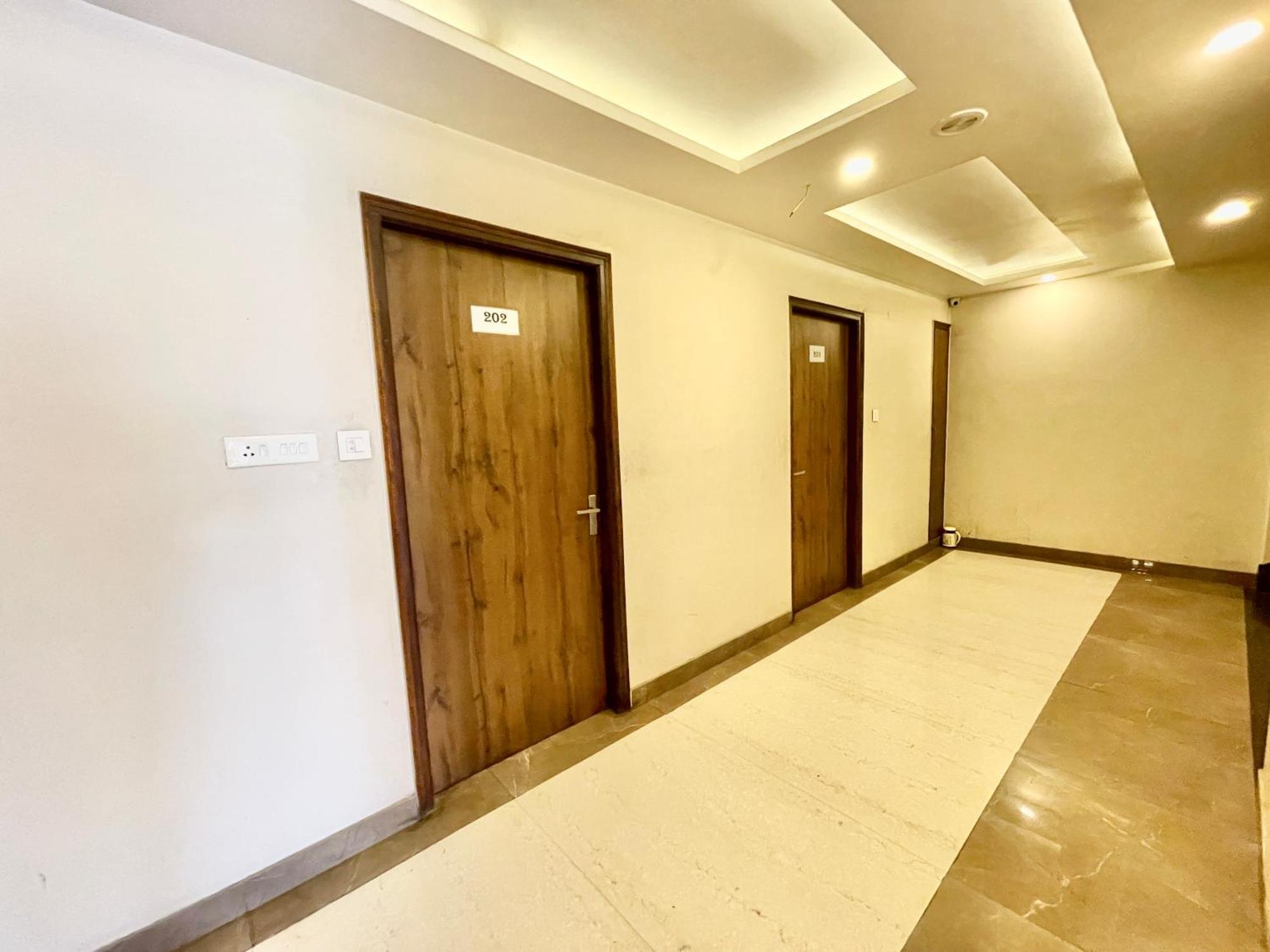 Hotel Rudraksh ! Varanasi !Fully-Air-Conditioned Hotel At Prime Location With Parking Availability, Near Kashi Vishwanath Temple, And Ganga Ghat 2 Exterior foto