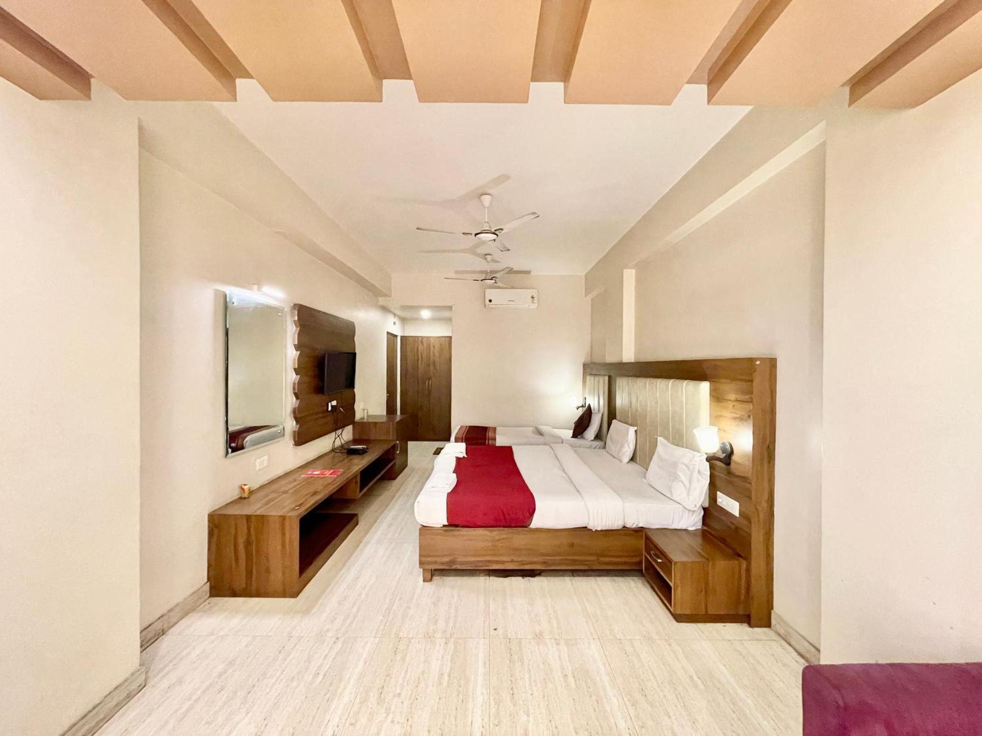 Hotel Rudraksh ! Varanasi !Fully-Air-Conditioned Hotel At Prime Location With Parking Availability, Near Kashi Vishwanath Temple, And Ganga Ghat 2 Exterior foto