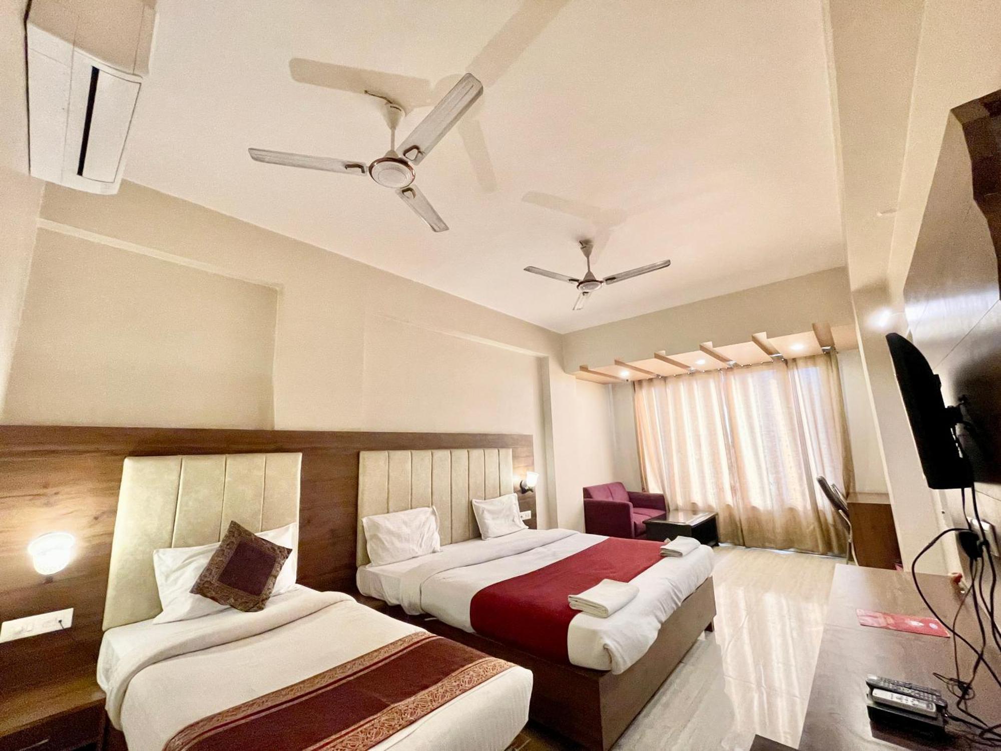 Hotel Rudraksh ! Varanasi !Fully-Air-Conditioned Hotel At Prime Location With Parking Availability, Near Kashi Vishwanath Temple, And Ganga Ghat 2 Exterior foto