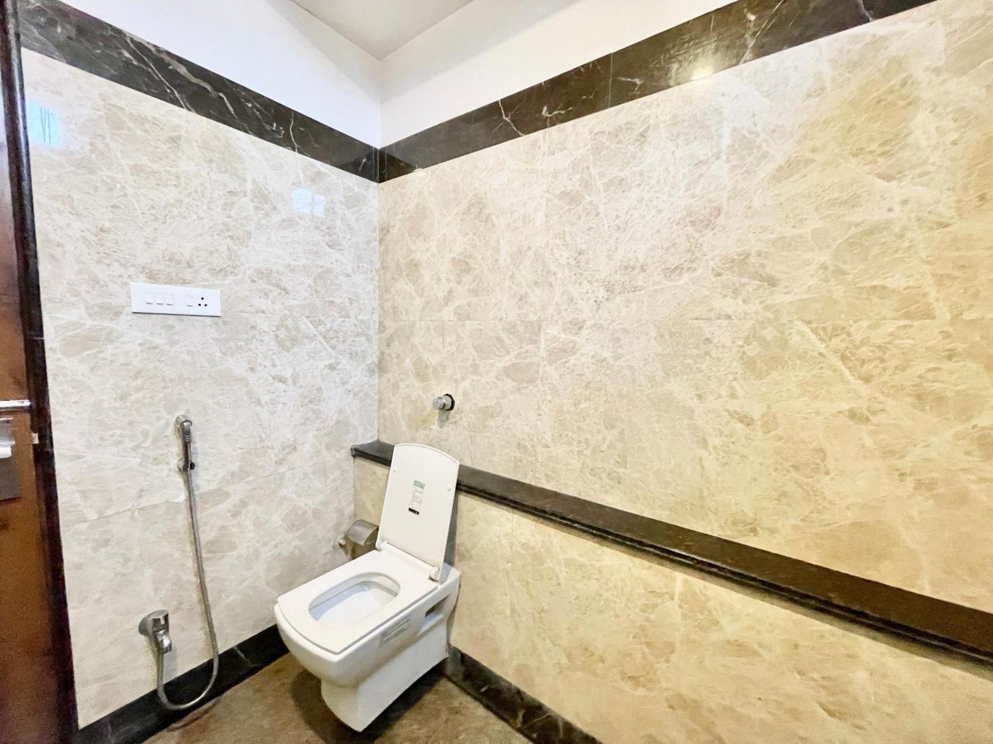 Hotel Rudraksh ! Varanasi !Fully-Air-Conditioned Hotel At Prime Location With Parking Availability, Near Kashi Vishwanath Temple, And Ganga Ghat 2 Exterior foto