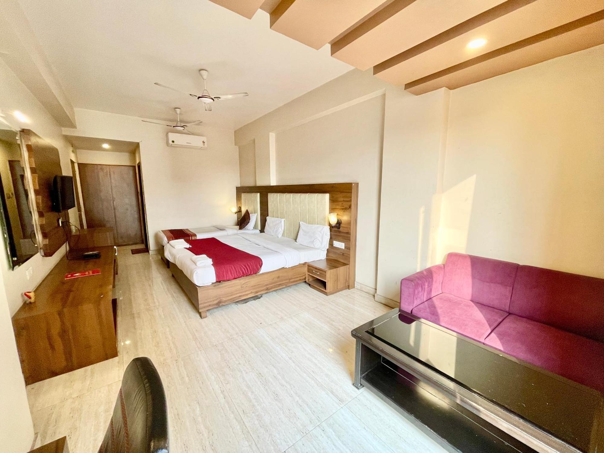 Hotel Rudraksh ! Varanasi !Fully-Air-Conditioned Hotel At Prime Location With Parking Availability, Near Kashi Vishwanath Temple, And Ganga Ghat 2 Exterior foto