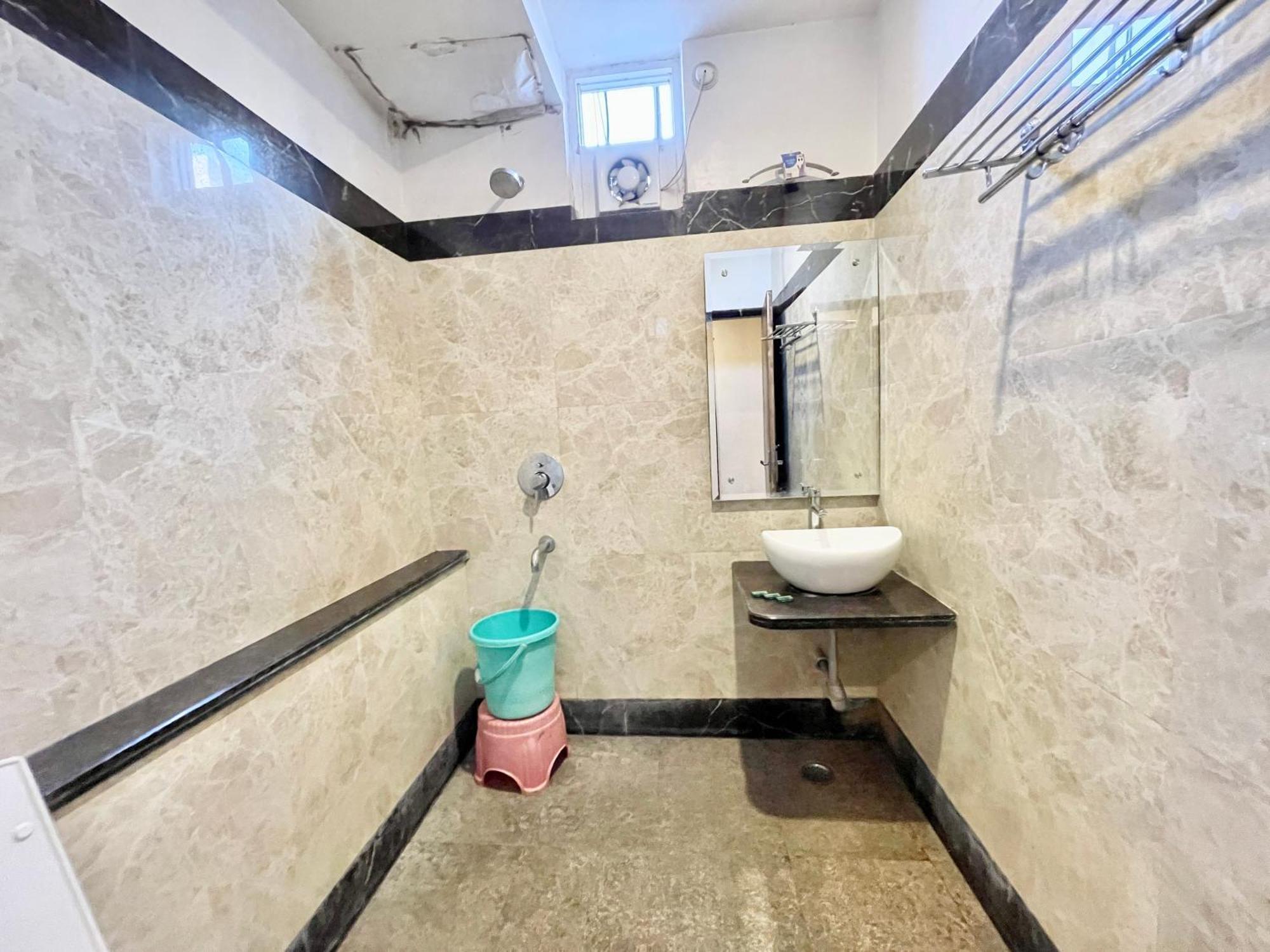 Hotel Rudraksh ! Varanasi !Fully-Air-Conditioned Hotel At Prime Location With Parking Availability, Near Kashi Vishwanath Temple, And Ganga Ghat 2 Exterior foto
