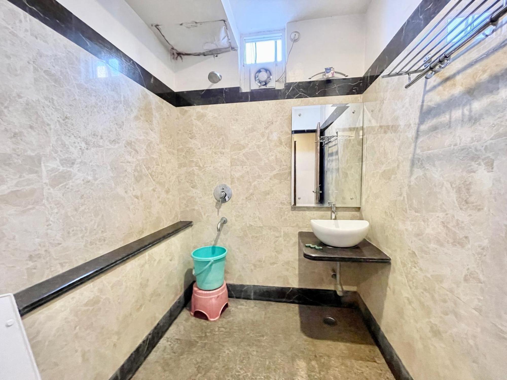 Hotel Rudraksh ! Varanasi !Fully-Air-Conditioned Hotel At Prime Location With Parking Availability, Near Kashi Vishwanath Temple, And Ganga Ghat 2 Exterior foto
