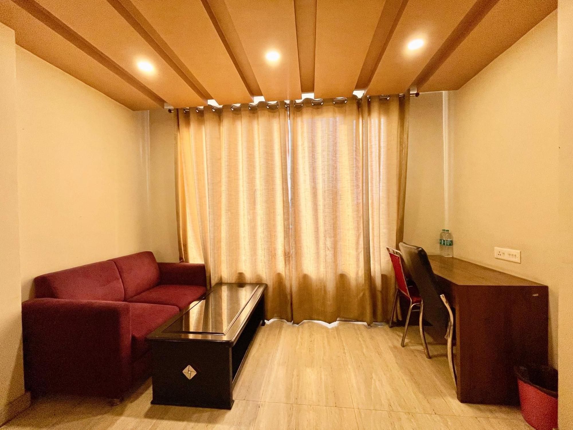 Hotel Rudraksh ! Varanasi !Fully-Air-Conditioned Hotel At Prime Location With Parking Availability, Near Kashi Vishwanath Temple, And Ganga Ghat 2 Exterior foto