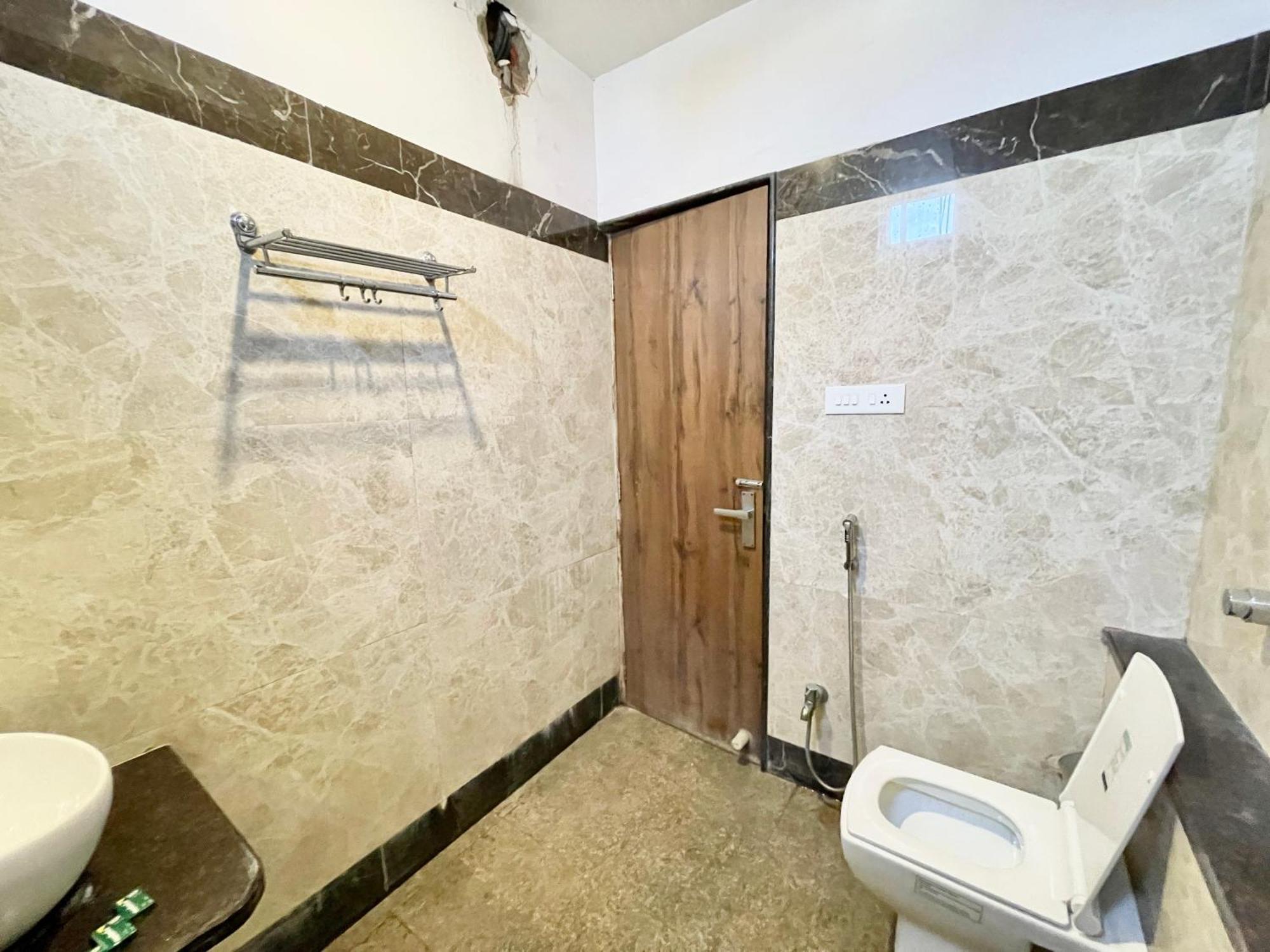 Hotel Rudraksh ! Varanasi !Fully-Air-Conditioned Hotel At Prime Location With Parking Availability, Near Kashi Vishwanath Temple, And Ganga Ghat 2 Exterior foto