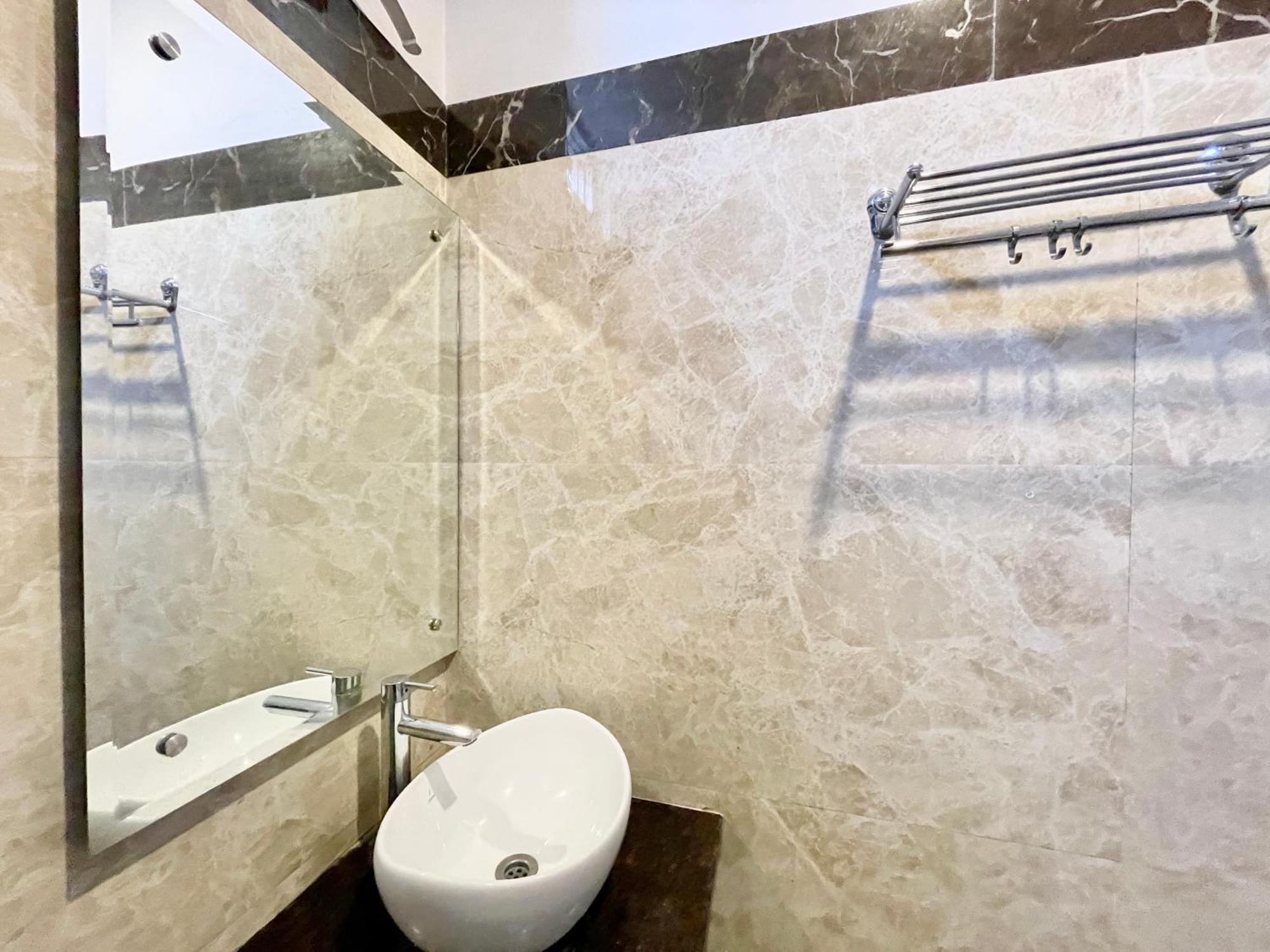 Hotel Rudraksh ! Varanasi !Fully-Air-Conditioned Hotel At Prime Location With Parking Availability, Near Kashi Vishwanath Temple, And Ganga Ghat 2 Exterior foto
