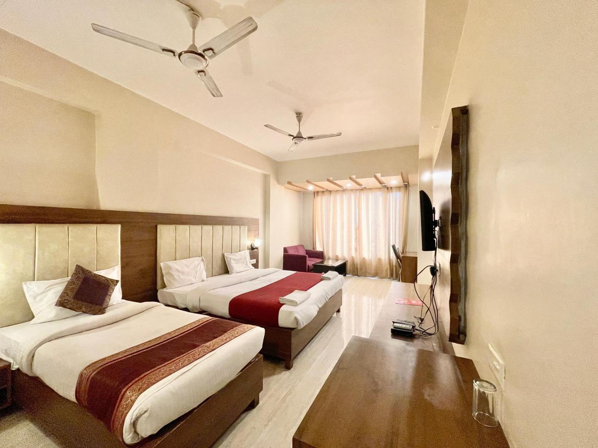 Hotel Rudraksh ! Varanasi !Fully-Air-Conditioned Hotel At Prime Location With Parking Availability, Near Kashi Vishwanath Temple, And Ganga Ghat 2 Exterior foto